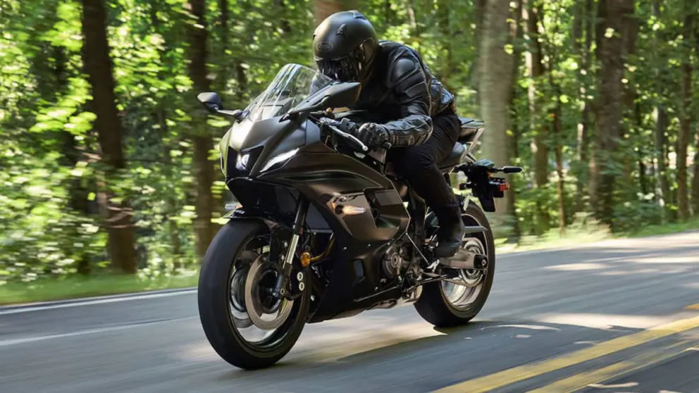 vue latérale avant d'une moto Yamaha R7 sur une route de campagne