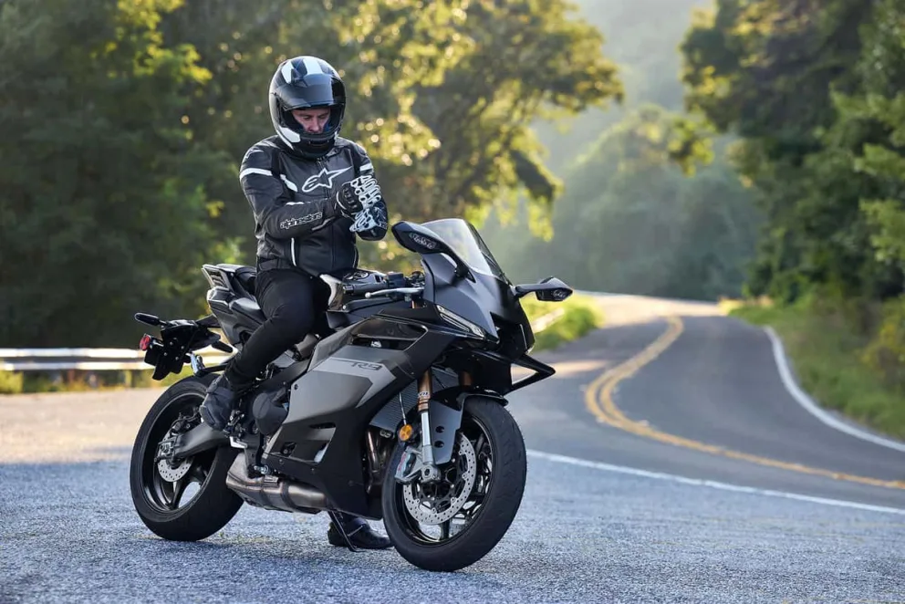 2025 YAMAHA R9