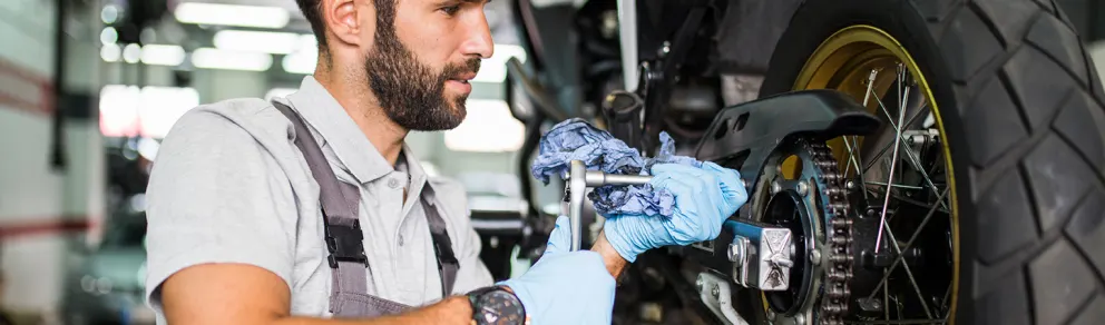 Entretien d'une moto au service d'après-vente chez SM Sport.